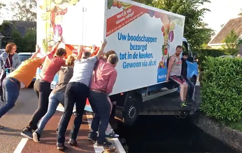 AH busje in Landsmeer krijgt helpende hand