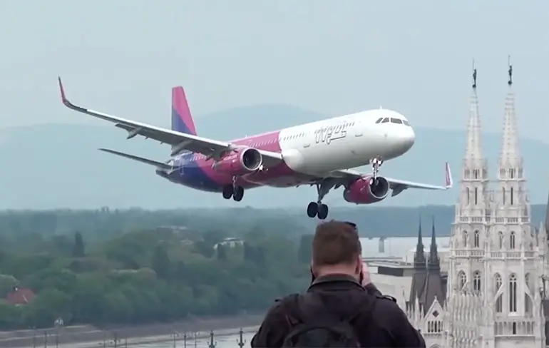 Airbus van WizzAir vliegt laag door Boedapest