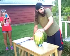 Alcohol en een machete gaan niet samen!