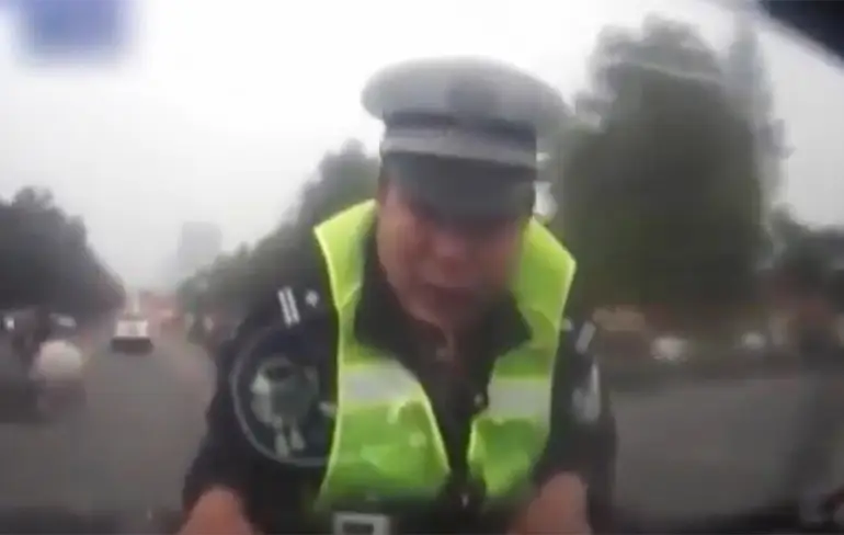 Alcoholcontrole ontlopen in China kun je ook zo proberen!