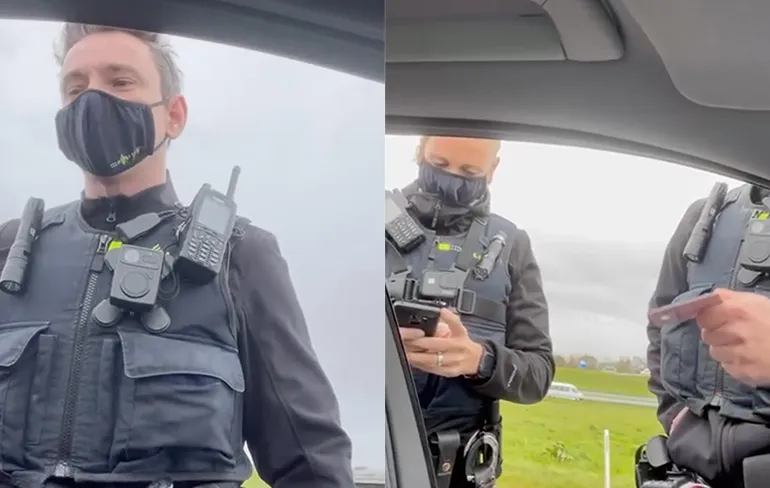 Alex Soze pakt expres telefoon in auto erbij om te praten met politie