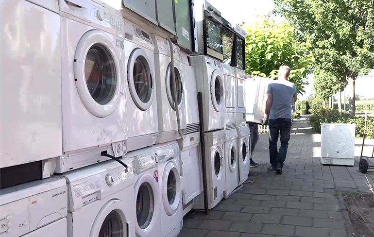 Alex zag Abraham en kreeg 50 wasmachines die hij zelf moest opruimen