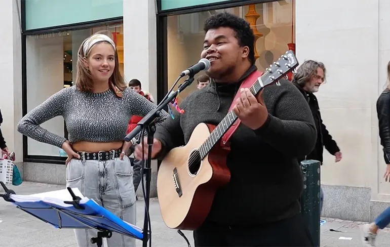 Allie Sherlock en Fabio Rodrigues doen Billie Jean op straat