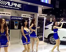 Alpine dames doen dansje op motorshow Thailand