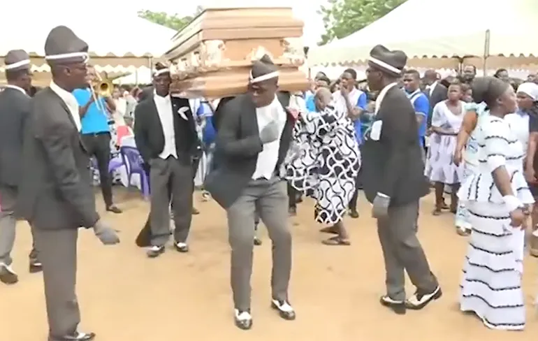 Als de Ghanese grafkistdragers een carnavalshit zouden maken met Freek de Jonge