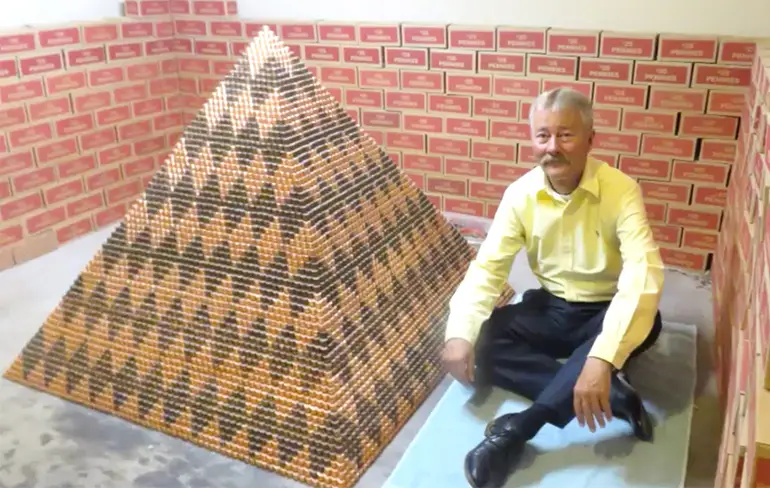 Als je echt niets te doen hebt: Bouw een piramide van 1.030.315 muntjes