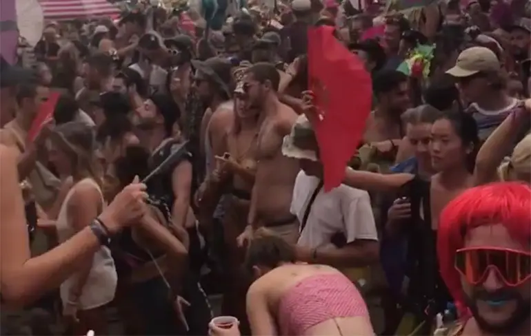 Als je wilt feesten, maar geen vrij hebt gekregen van je werk
