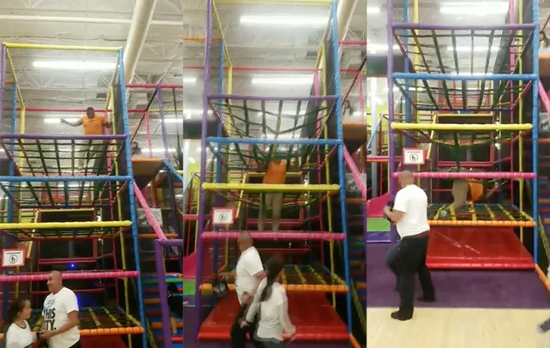 Als volwassen mensen spelen in een indoor speeltuin