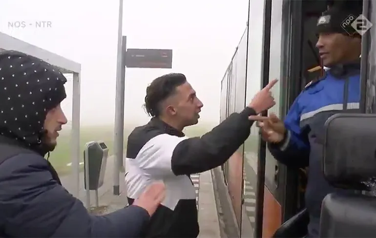 Altijd gezellig op de shuttlebus voor asielzoekers in Ter Apel