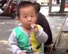 Altijd grappig, Chineesje rookt peuk...