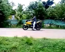 Amateuristische stuntchauffeur probeert wheelie voor camera...