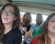 Amateur zangers in auto bijna uitgezongen!