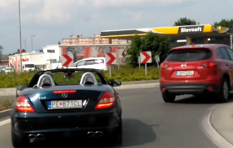 Ambulance in Slowakije heeft het aan de stok met idiote Mercedes rijder