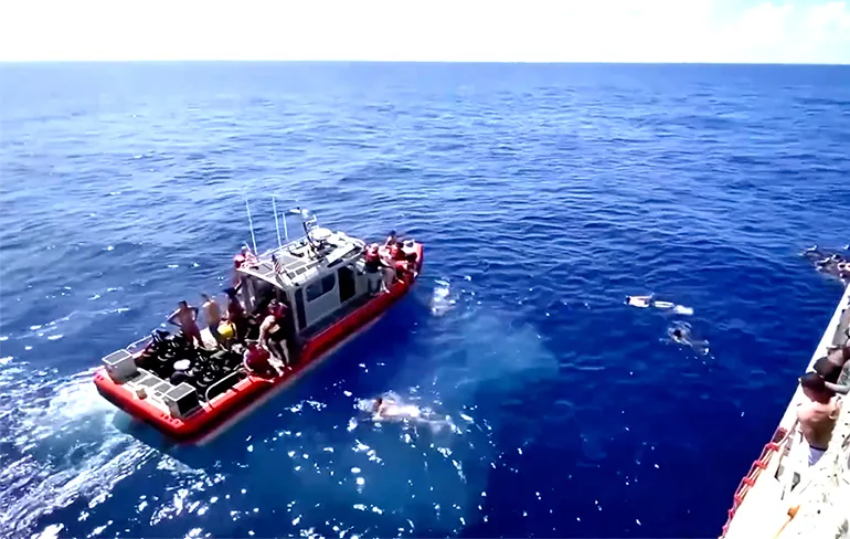 Amerikaanse Kustwacht neemt haai onder vuur die bij zwemmers in de buurt komt