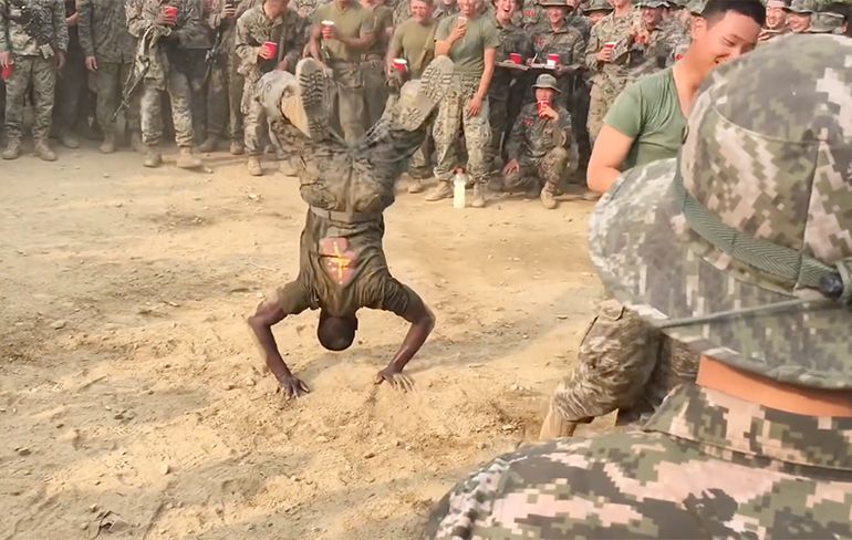 Amerikaanse mariniers doen een Dance Off met Zuid-Koreaanse Mariniers