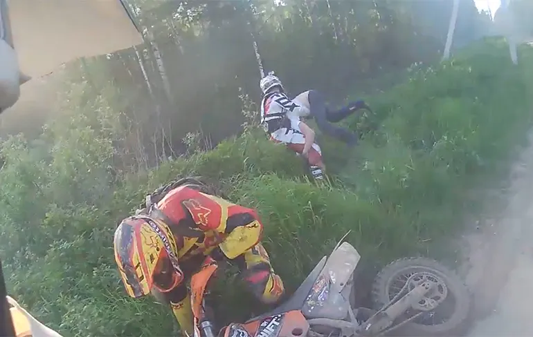 Andere beelden zatte kabouter neemt het op tegen fitte crosser