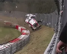 Andere video Nissan GT-R vliegt publiek in