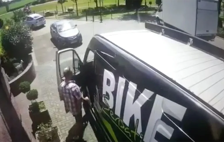 Anders neem je met je bus toch gewoon een partytent mee...