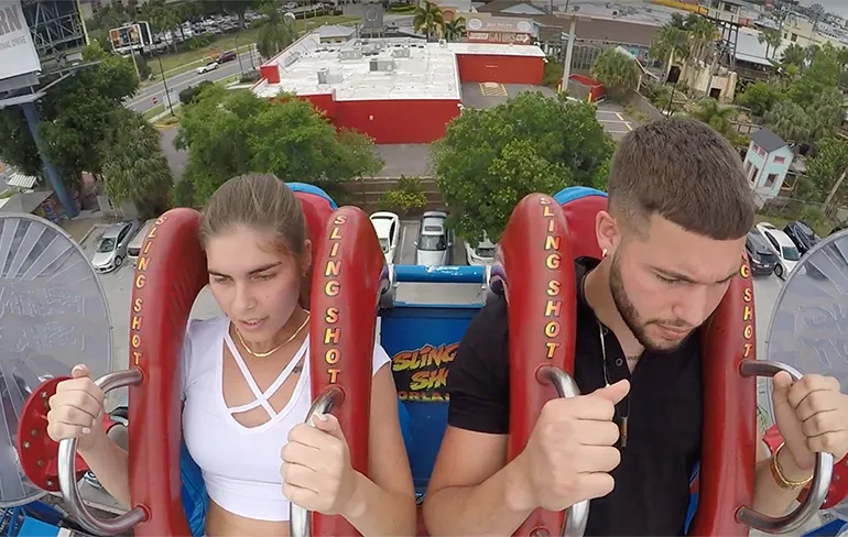 Angie geniet echt tijdens ritje in Slingshot in Orlando