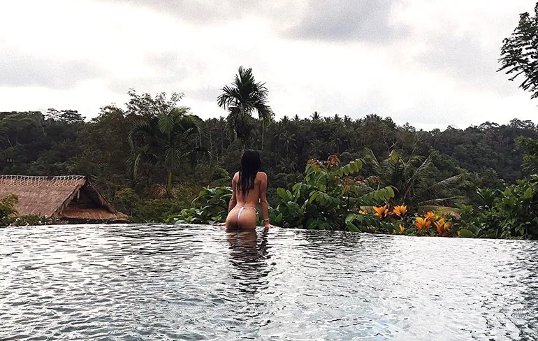 Anna Nooshin is op vakantie en iedereen mag het weten!