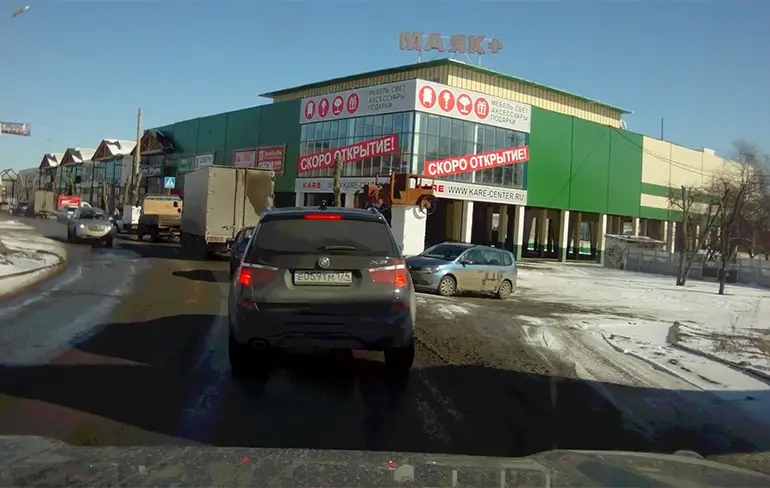 Another day, another Dashcam video uit Rusland: BMW X3 helemaal kapot!