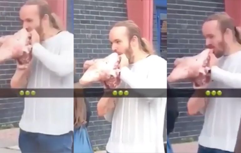 Anti-veganist eet rauwe varkenskop bij Vegan Food Festival
