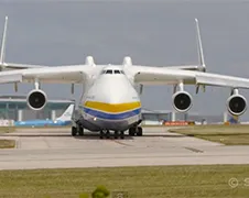 Antonov An-225 "Mrija" stijgt op van Manchester Airport
