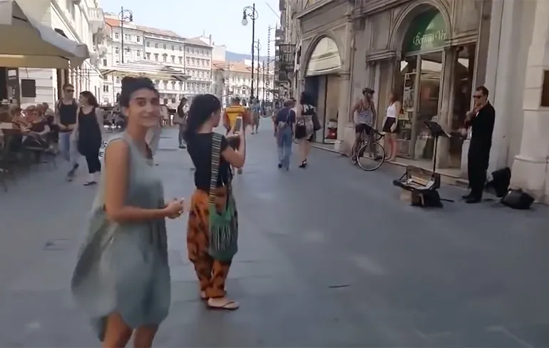 Arabische vader moedigt dochter aan om te dansen