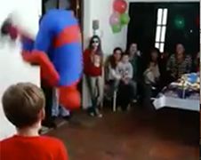 Argentijnse Spiderman knock out na faceplant
