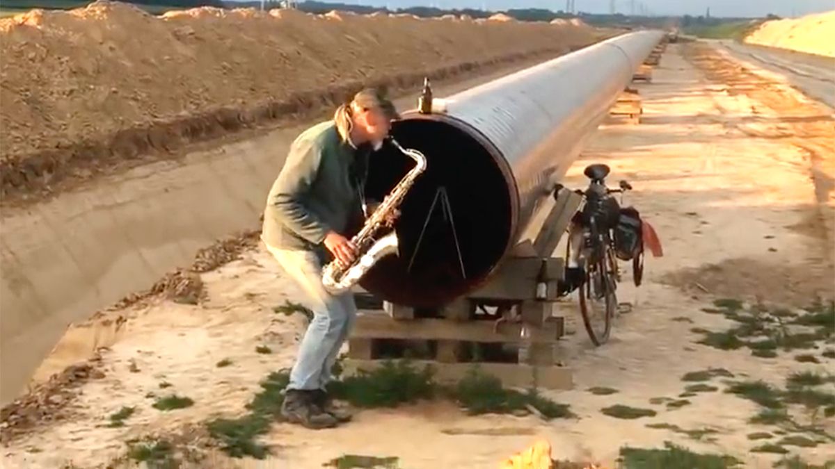 Armin Küpper speelt een duet met pijp voor aardgasleiding in Duitsland