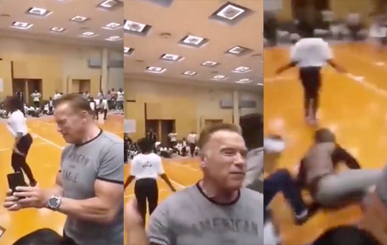 Arnold Schwarzenegger krijgt drop kick terwijl hij selfies met fans neemt
