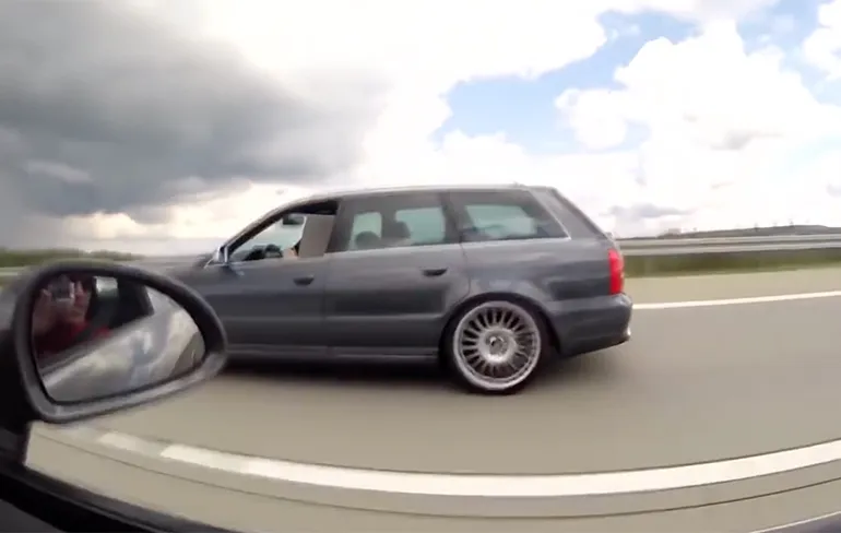 Arrogante Porsche 911 rijder denkt makkelijk Audi RS4 uit te kunnen rijden