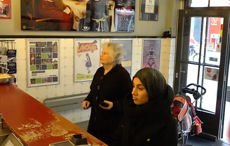 Asociaal Experiment: Moslima niet helpen in een snackbar