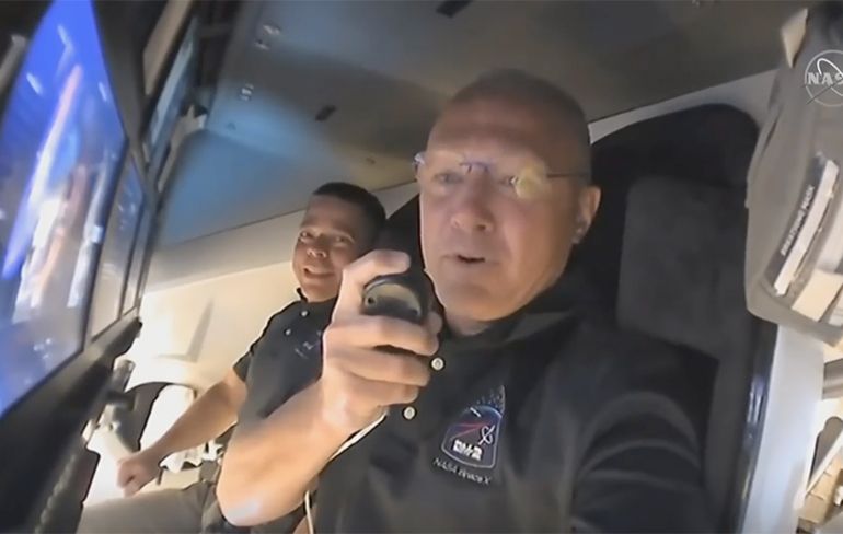 Astronauten geven rondleiding op de SpaceX Dragon Capsule "Endeavour"