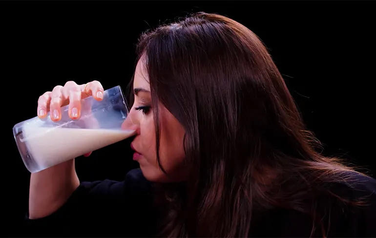 Aubrey Plaza snuift melk tijdens eten Spicy Wings in Hot Ones