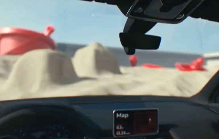 Audi laat mensen met virtual reality rijden in een zandbak