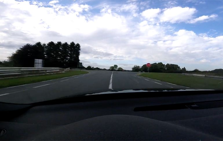 Audi RS3 chauffeur maakt crash op Belgische Circuit de Chimay