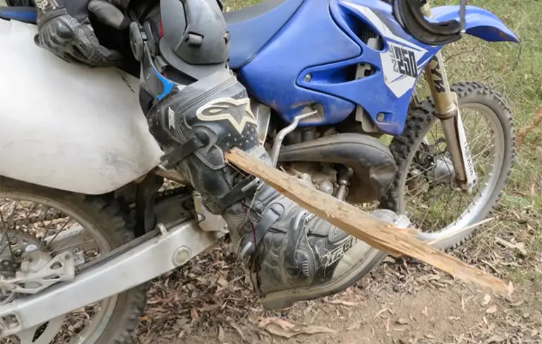 Australische Dirt Bike rider heeft eventjes last van een grote splinter