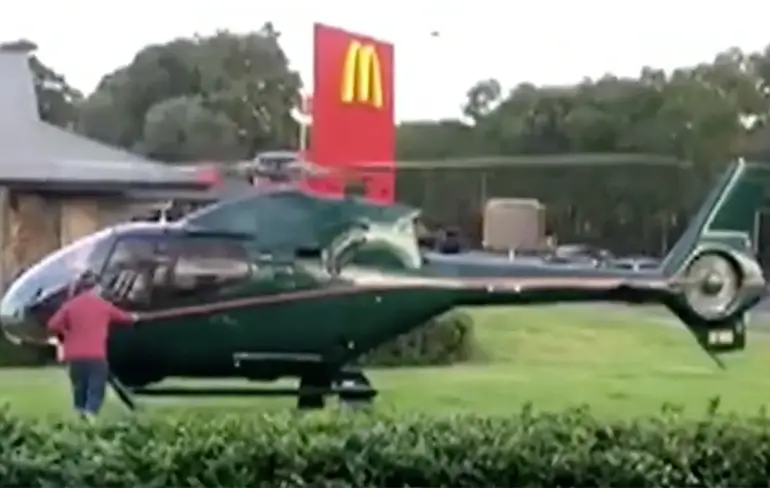 Australische man gaat burger scoren met helikopter