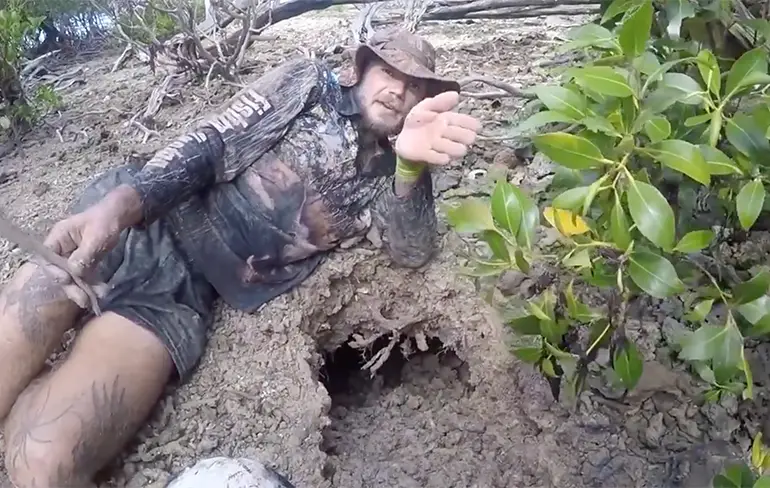 Australische man laat zien hoe je een grote krab kunt vangen
