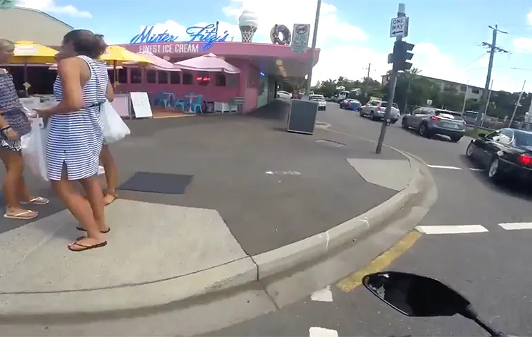 Australische motorrijder kijkt te lang naar mooie dames en maakt botsing