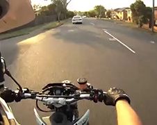 Australische motorrijder krijgt vlieglesje