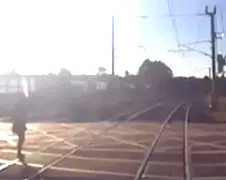 Australische voetganger geeft bijna trein een kusje...