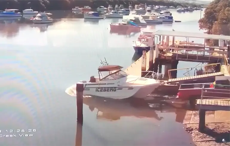 Auto die boot te water laat besluit om stukje mee te varen