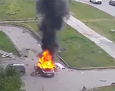 Auto doet BOEM in Russische stad Soergoet