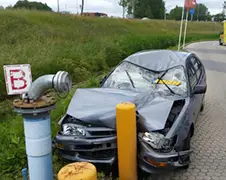 Auto in Alblasserdam knalt door wasstraat en botst tegen paal
