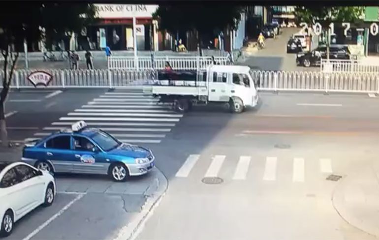 Auto in Chinese stad Liaoyang maait wachtende mensen omver