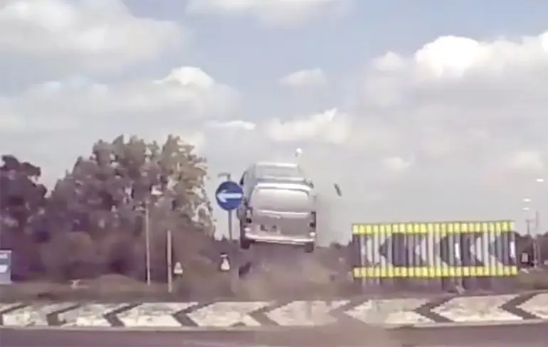 Auto in Engelse Attlebrough neemt rotonde dwars door het midden