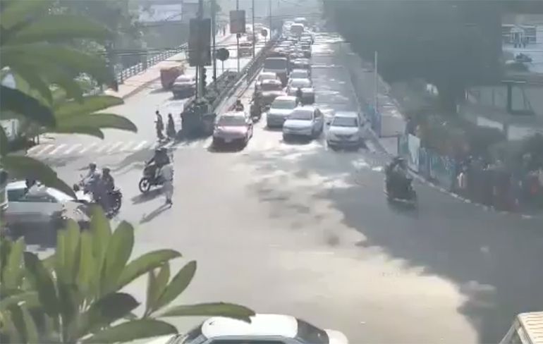 Auto in India vergeet even te stoppen, 3 mensen dood!
