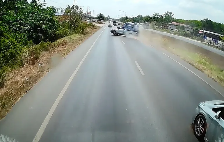 Auto in Thailand draait rondje na klapband